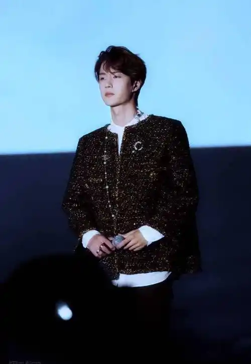 王一博参加香奈儿活动造型小香风,经典外套配黑色裤子,精神帅气_风格