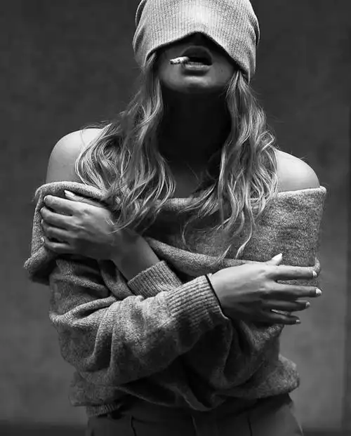 的内容和场景上由于没有颜色令人印象深刻纯粹而干净黑白照片饱含情绪