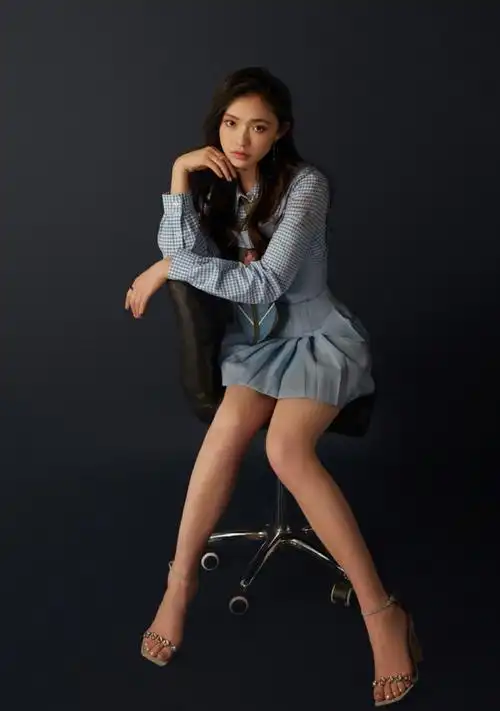 因款式浮夸而得名的它被林允穿到脚上以后,看起来可以说是