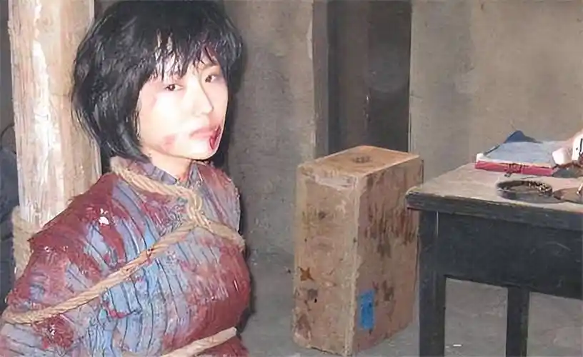 抗日女烈士,牺牲前被敌人撕开上衣后,看见了她左胸上有颗红五星_章辅