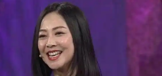 近日,51岁张卫健的49岁妻子张茜近照曝光,两人依然恩爱如初,令人十分