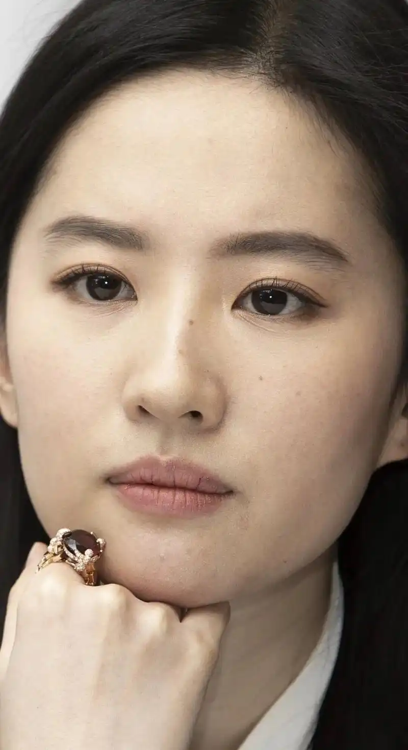 刘亦菲高清怼脸生图,真实不做作,这五官也太优越了吧!