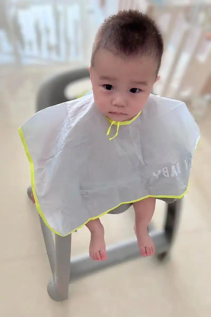 他真的好乖,九个月宝宝剪头发也不哭不闹.我儿子真的好乖,剪发 - 抖音