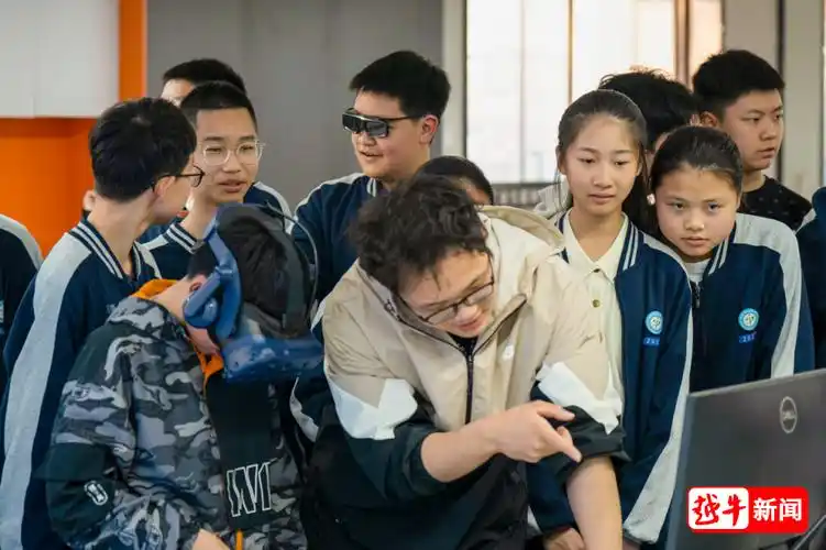 探索ai创造未来柯桥区实验中学开展参观学习人工智能及无人机技术活动