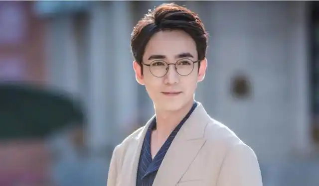 八大戴眼镜的男明星谁最帅?胡歌具有文人气质,黄子韬出人意料!