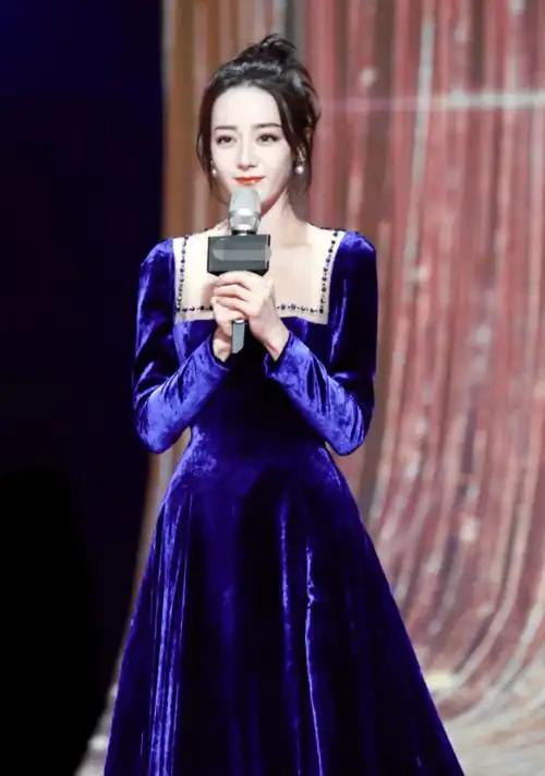 1/ 12 搜狐娱乐讯 (马森/图)6月7日,迪丽热巴穿丝绒蓝色长裙参加活动