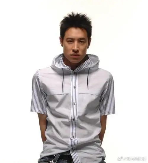 潘玮柏貌似减肥成功瘦了之前还是个肥仔来着