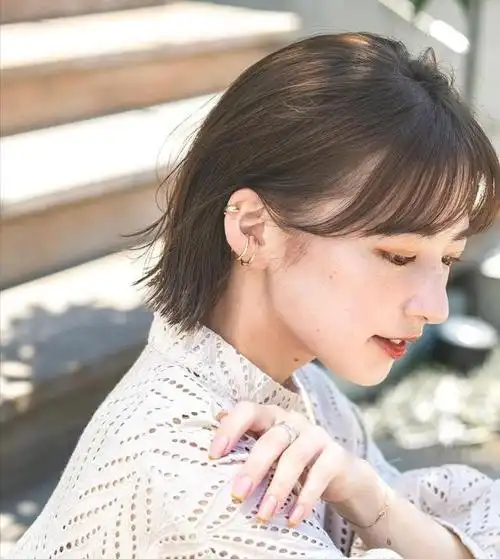 流行"露耳短发",这4个发型特别时尚,可甜可盐,更显年轻