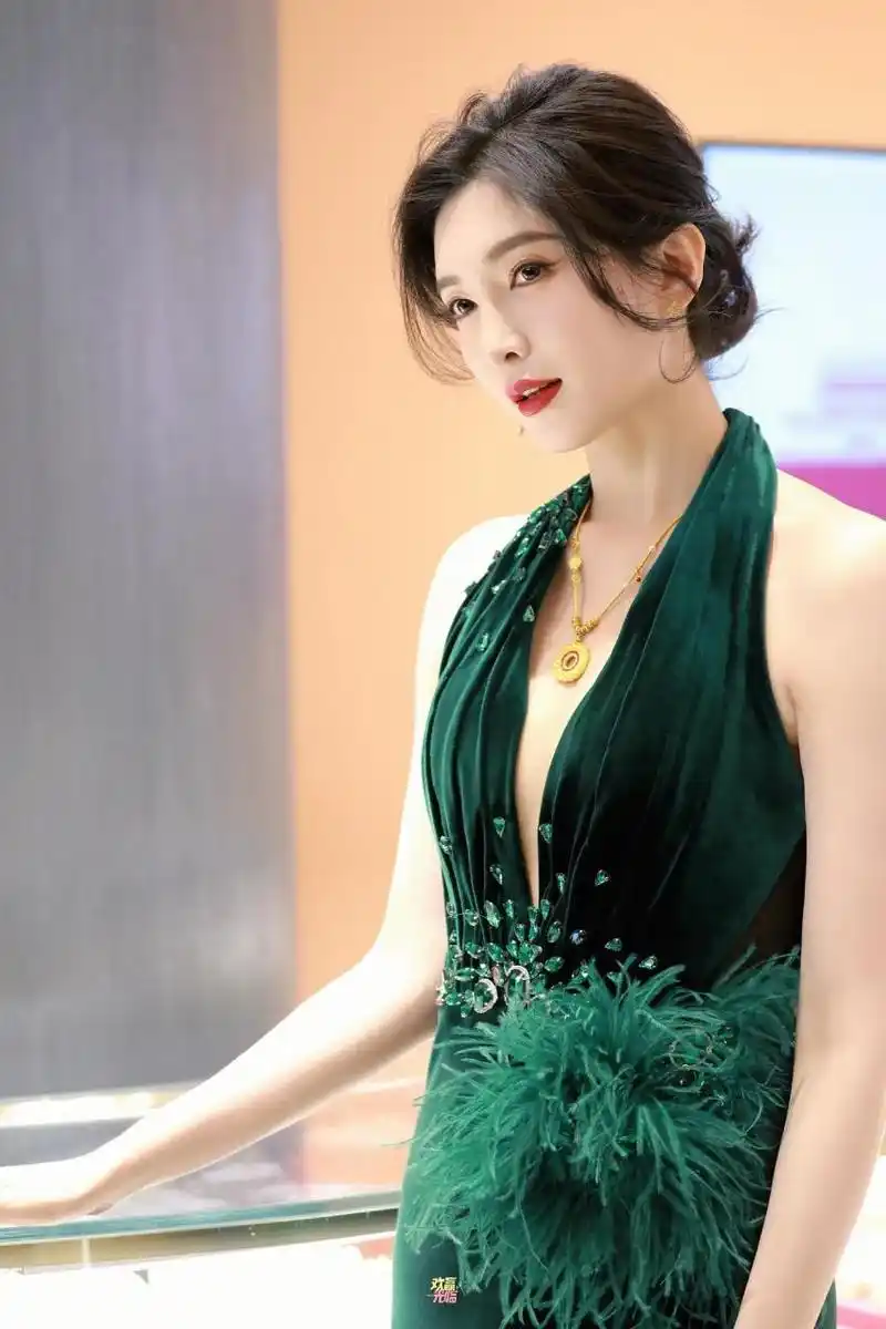 江疏影活动照,肤白貌美大长腿,不愧是曾拿下胡歌的女人