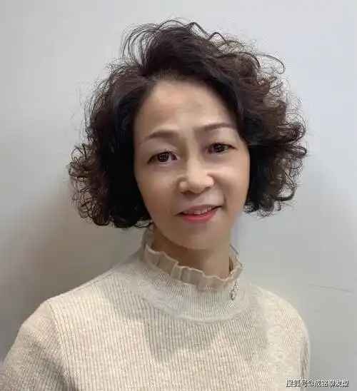 六十岁的老年女性怎样烫发好看?9款减龄的卷发,时髦洋气又大气