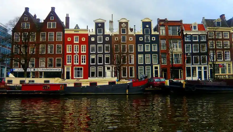 荷兰房屋门小窗大少纳税,看门牌就知道主人工作