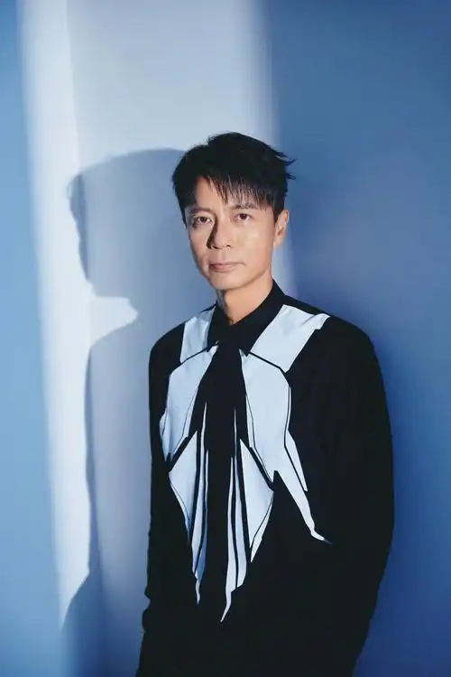 李克勤#披荆斩棘#側拍圖掉落定格啓程時刻,簡潔基調,輕裝上陣～初團秀