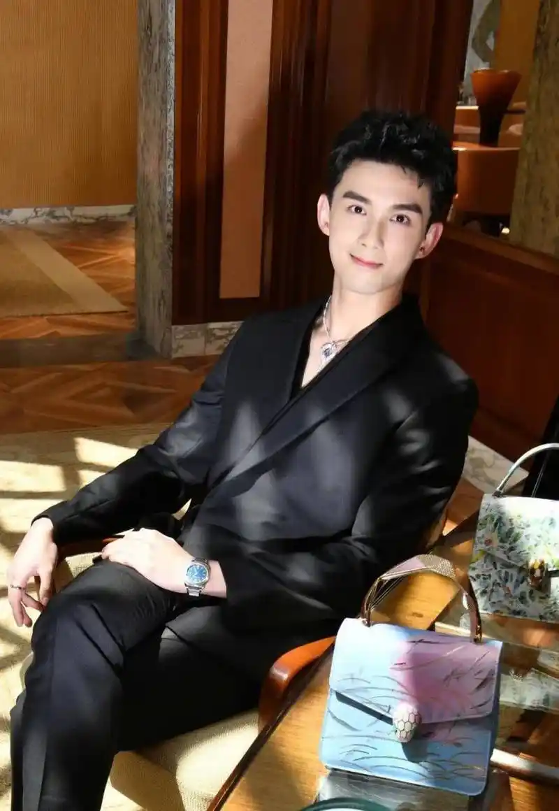 吴磊|巴黎宝格丽活动造型图,黑色深v西装搭配宝格丽蛇系列项链,非常