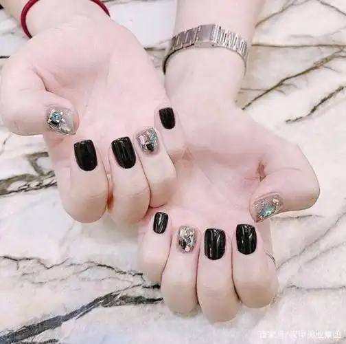手黑的她们,都选择做这些美甲!