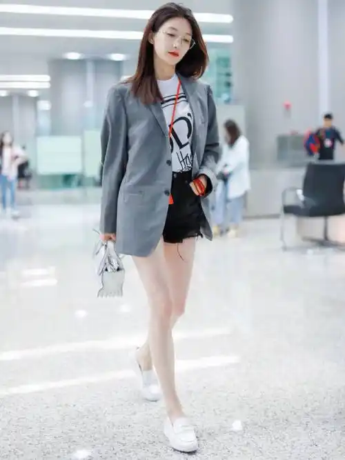 江疏影带火了"简约"穿搭:西装 t恤 二分裤,时髦洋气又减龄_时尚_短裤