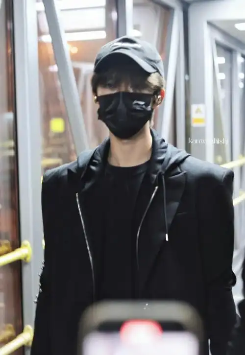 贺峻霖黑色大衣造型#贺峻霖今日机场出发路透9615黑色大衣宽肩