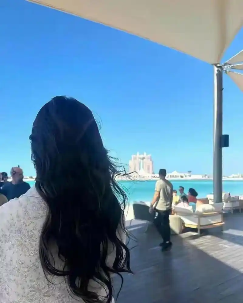 刘亦菲 慵懒波浪卷发背影倩丽