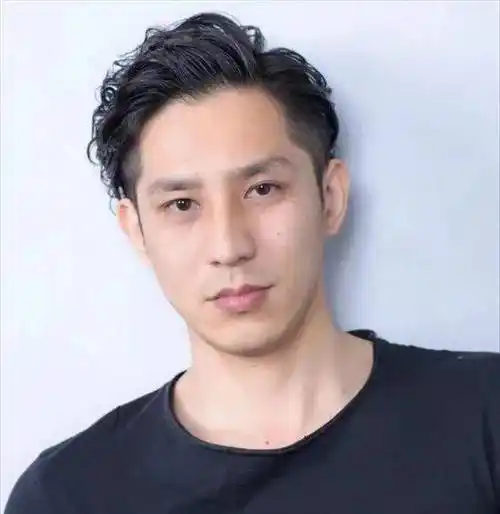 这款发型有点类似大背头,但也不会那么商业,也是非常痞帅感觉.