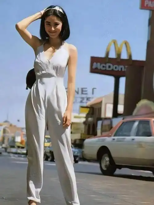 19岁林青霞原来这么迷人!海边撩裙子,这高颜值谁看了不流口水?