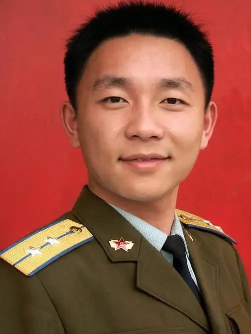 请战友们传上自己的军装照 注意不以军事重地为背景by 新兵蛋子