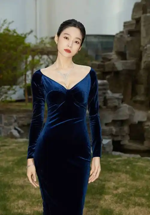 女星王媛可戴银钻颈链拍写真,腰围收窄凸显苗条身材,艳美绝俗_活动