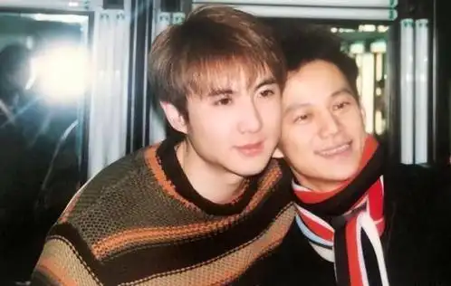 18岁的吴京忍了,18岁的沈腾忍了,看到18岁的雷佳音真的绷不住了