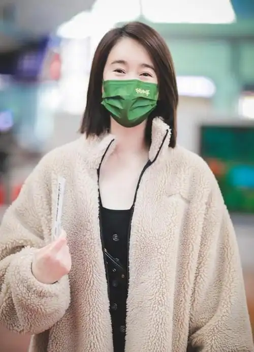 这种短发不仅使得左小青显得更加精神焕发,同时也凸显了她娇柔可爱的