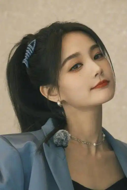 她的身材非常完美,马甲线清晰可见,让人惊叹不已.