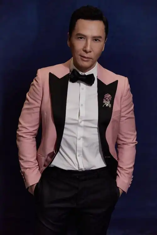 甄子丹电影周型男造型"甄时尚" 多彩亮色穿搭走在时尚最前沿