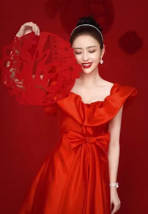 佟丽娅戴30万手镯春晚开场图