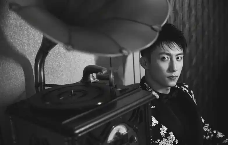 黄景瑜帅气养眼活动写真图片