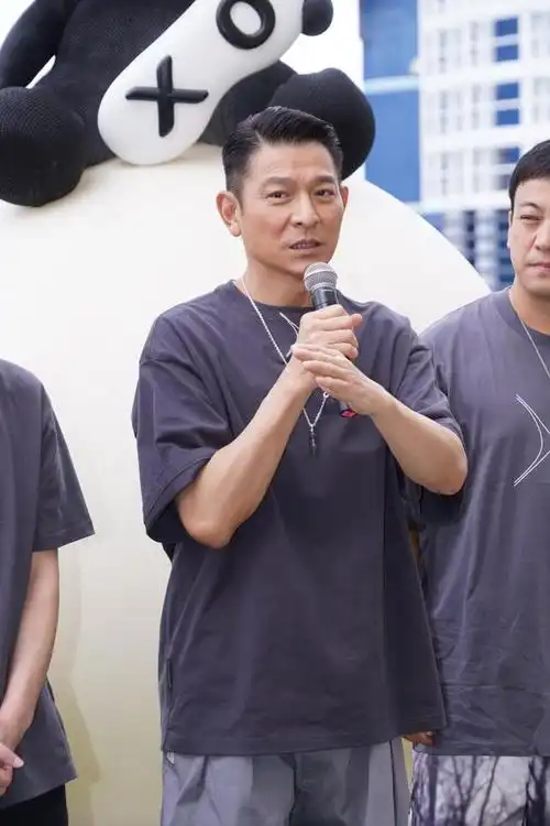 刘德华的爱心之举:为贫困儿童拍摄公益广告