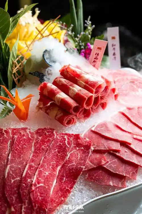 牛肉拼盘 -鱼片是那种厚切的做法,肉质紧实,稍微一涮就可以吃,脆脆