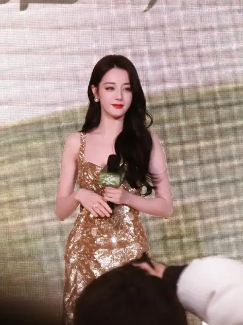 人群中的迪丽热巴
