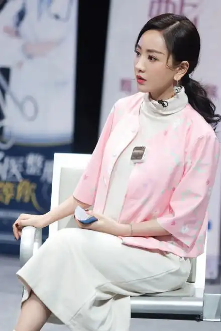 杨蓉工作室说:杨蓉#明星大侦探# 惊喜就是要一天给两次#杨蓉谈容貌