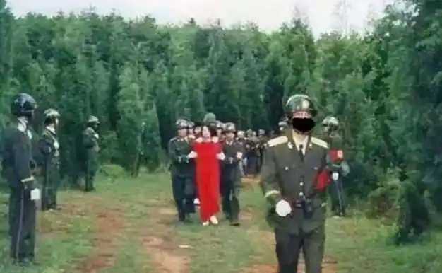 1999年天津26岁女死刑犯被押赴刑场死前请求穿婚纱执行死刑