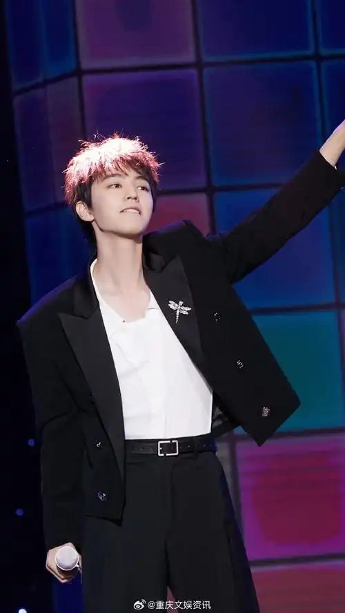 王俊凯直播#沉沦在王俊凯的美貌里无法自拔,送上九宫格壁纸!