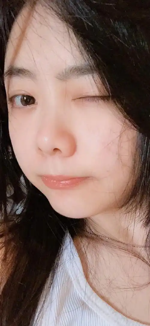 谭松韵晒日常对镜自拍##谭松韵对镜自拍素颜照##谭松韵分享日