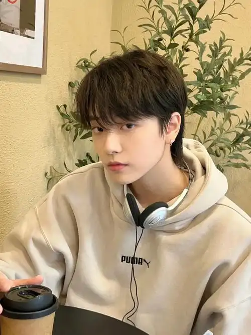 时尚的韩式中短发烫发发型被越来越多的男士的喜爱,随性浪漫,别具风格