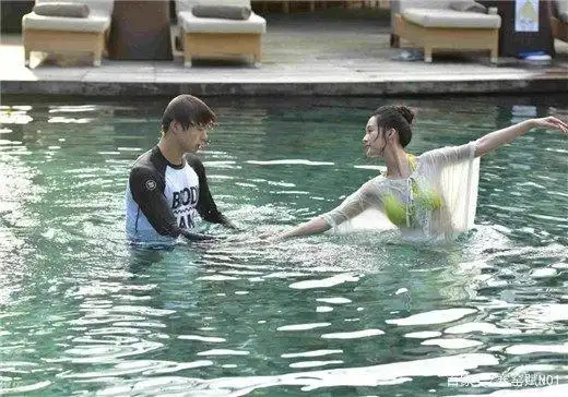 唯美恋爱大片,魏大勋李沁水下kiss,爱意满满!