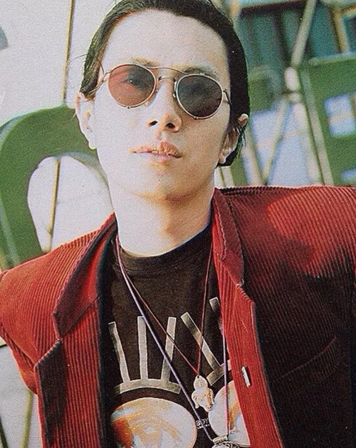 摇滚老炮郑钧:前妻为他未婚产女,仍难逃离婚,二婚娶小15岁娇妻