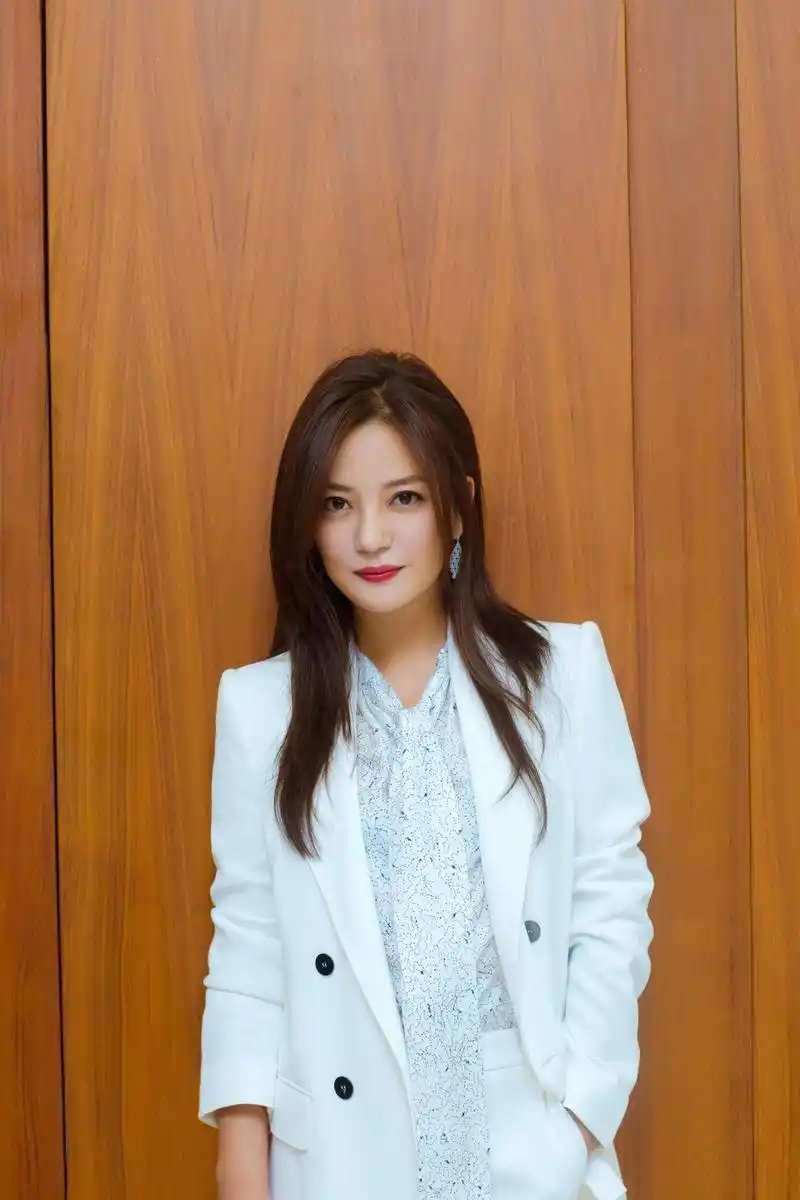 赵薇白色西服干练优雅 "薇式"时尚很有态度