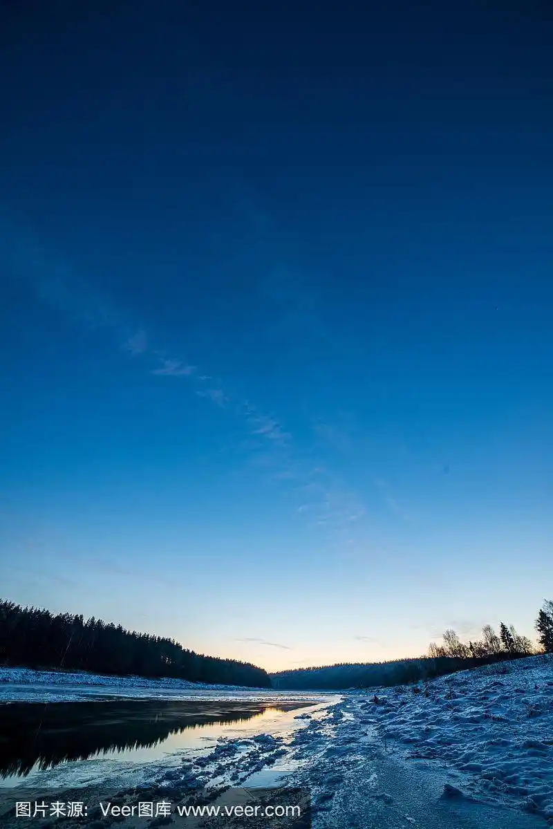 月亮在深蓝色的天空升起