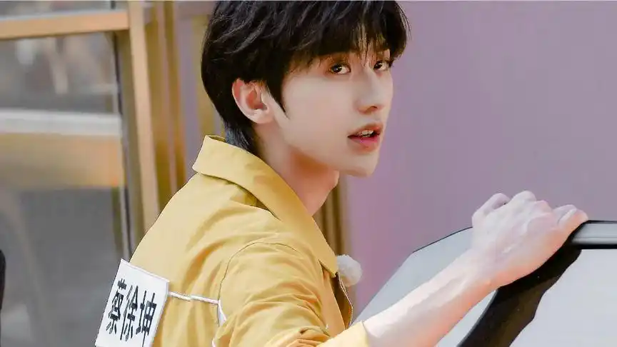 【蔡徐坤】录制《奔跑吧兄弟》,大长腿太帅了