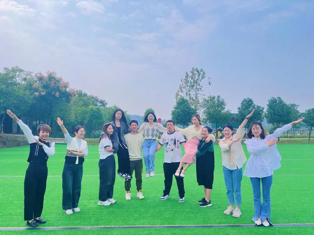 武汉公司团建集体合照怎么拍好看别再傻站着.#dou上热门 @ - 抖音