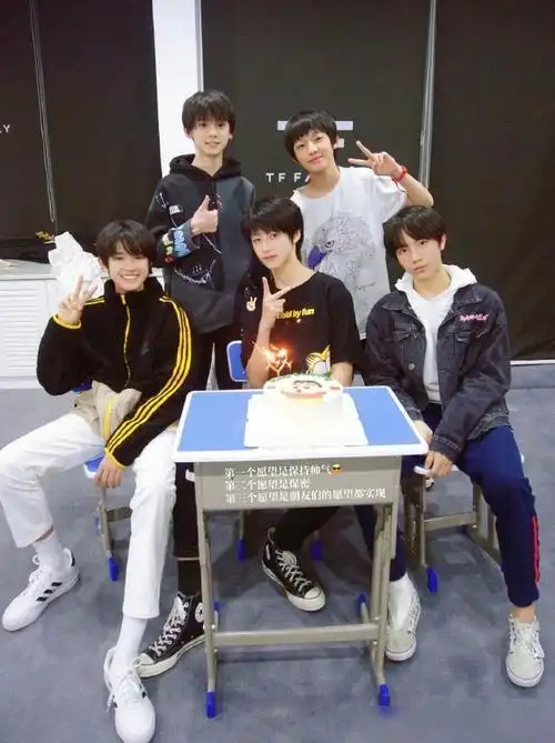 时代峰峻三代团苏新皓胆小到被礼花吓趴曾竖中指写长篇道歉信