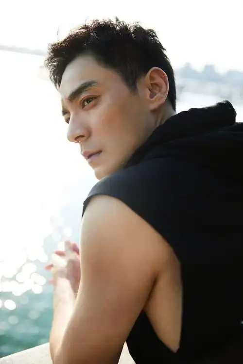 李光洁男演员身材标杆##李光洁背心是卫衣剪的