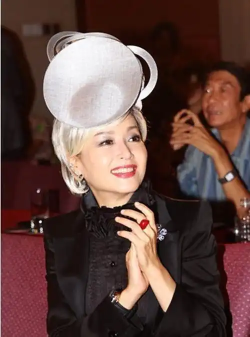 时尚女魔头恬妞穿黑色系列服装亮相白色筒袜了肥肉显尴尬