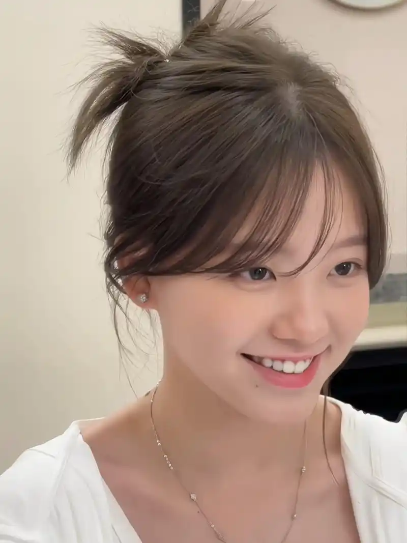 剪完心动的小八字刘海,不挑脸型的修颜刘海 一款扎发也好看的小八字