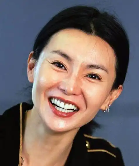 张曼玉23岁旧照曝光满脸胶原蛋白(张曼玉旧照翻红惊艳众人)(1)